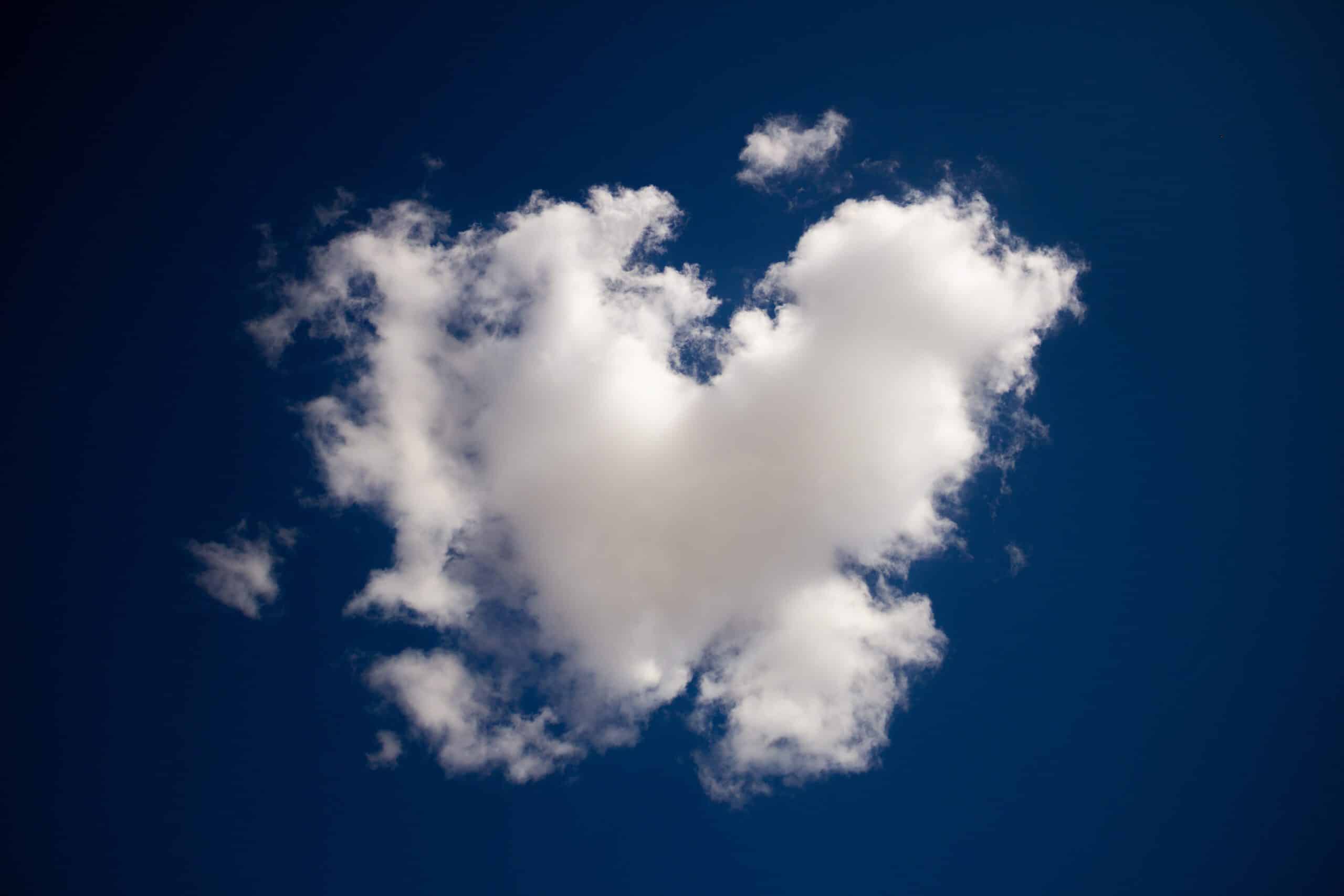 Wolke, die aussieht wie ein Herz