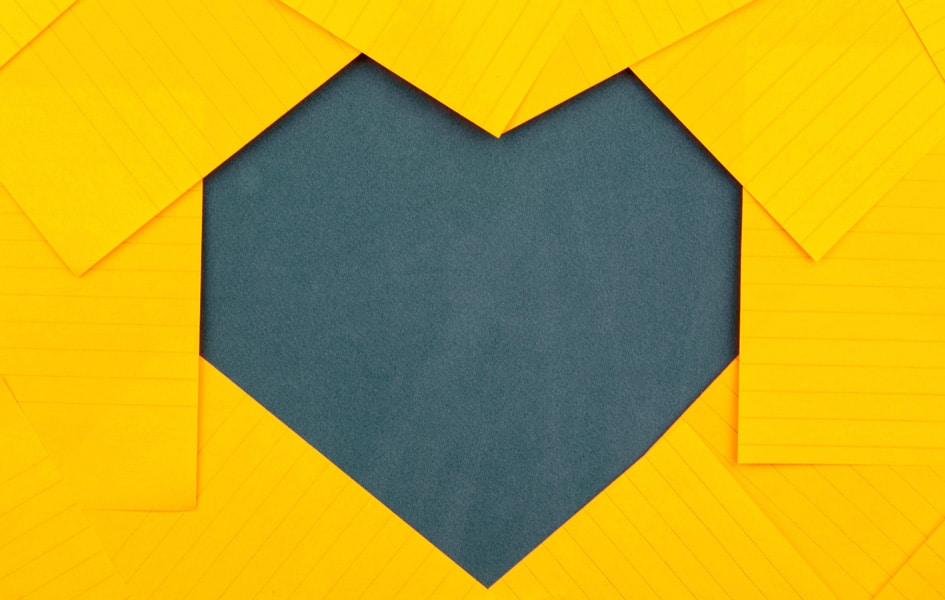 Die gelben Notizzettel wurden so aneinandergelegt, dass sich in der Mitte ein Herz bildet
