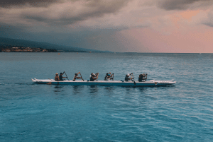 Rudern auf dem Meer mit 12 Leuten in langem Boot