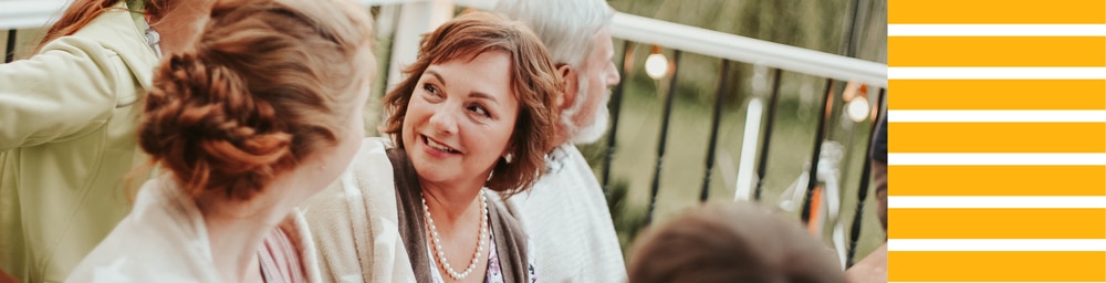 Glückliche Frau in Gruppensituation mit gelben Balken