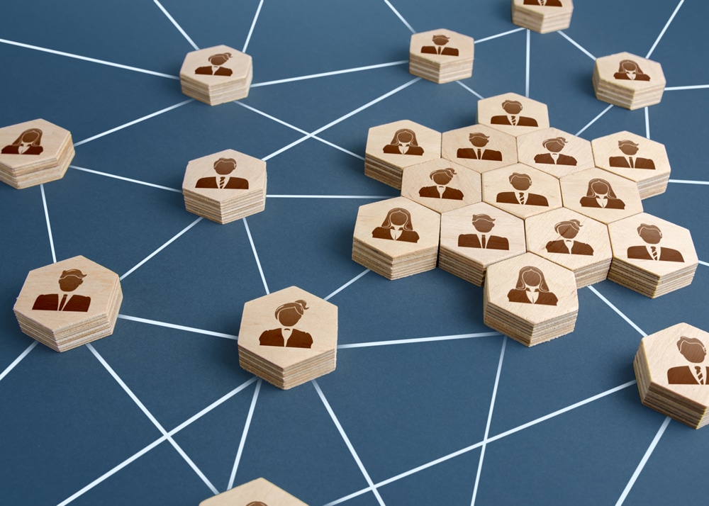 Holzsteine mit Personenicons sind vernetzt