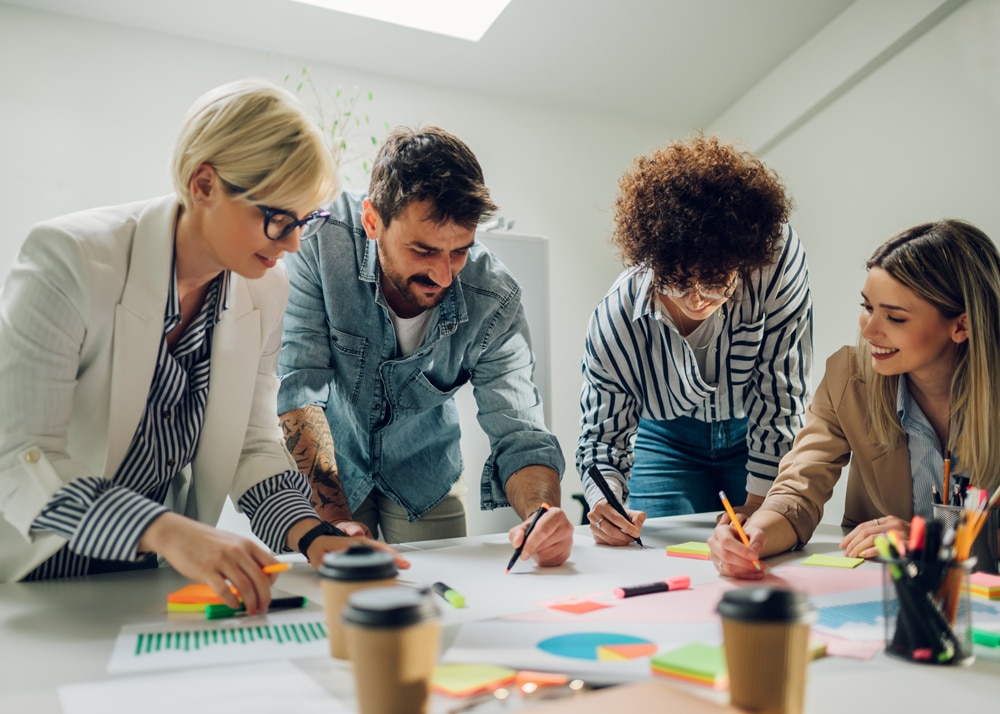 Gruppe Personen arbeitet gemeinsam an einem Projekt