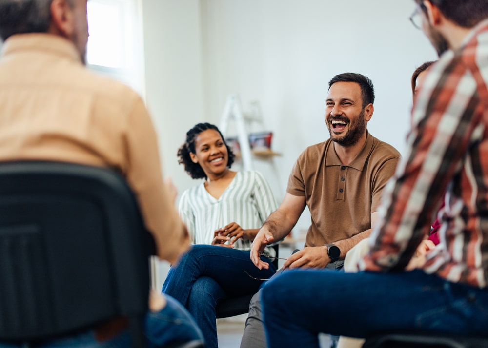 Glückliche Menschen in einer Selbshilfegruppe