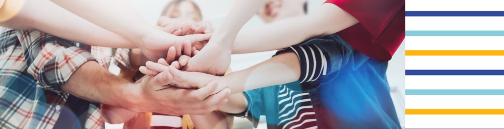 Gruppe hält Hände in der Mitte aufeinander