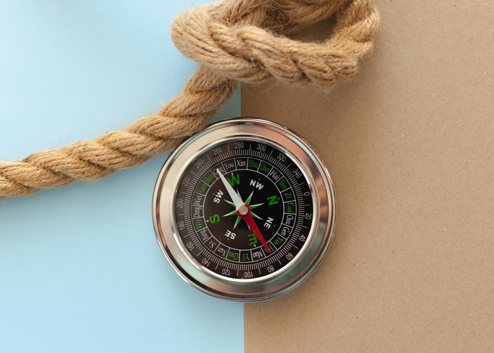 Kompass und Seil mit Knoten