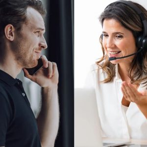 Splitsreen Mann und Frau telefonieren miteinander